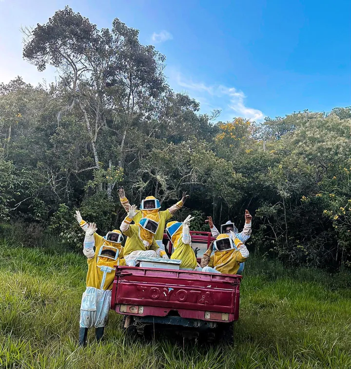 El equipo en la camioneta, en el apiario
