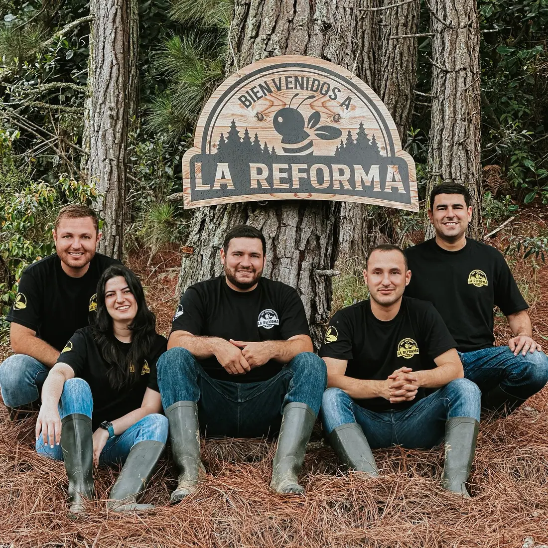 Los seis primos de La Reforma frente al letrero del apiario